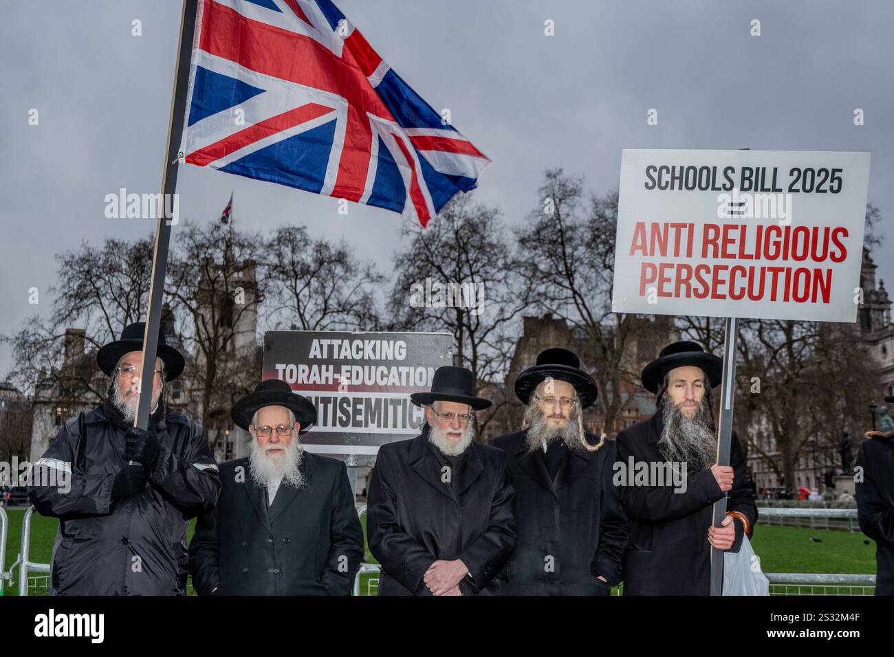 London, England, USA K, 8. Januar 2025,. Hunderte streng orthodoxe Juden protestierten heute vor Westminster, als Parlamentsabgeordnete im Parlament ein Gesetz diskutierten, das die Praxis der Charedi-Gemeinde, ihre Kinder in religiösen jüdischen Einrichtungen zu erziehen, die derzeit von der Regierung nicht anerkannt werden. Quelle: Lab Mo / ALAMY LIVE NEWS Stockfoto