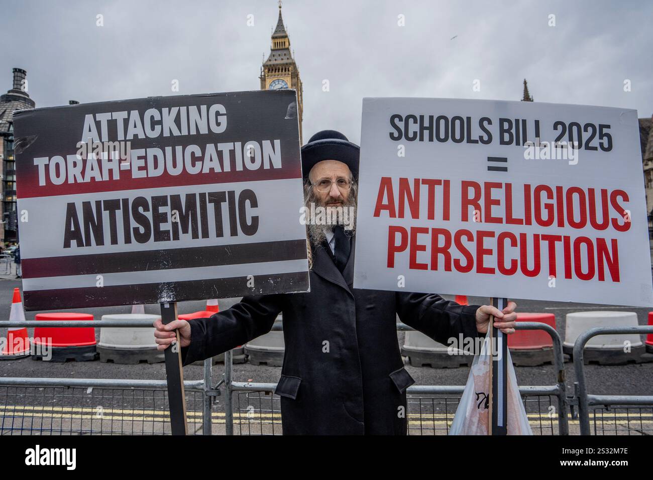 London, England, USA K, 8. Januar 2025,. Hunderte streng orthodoxe Juden protestierten heute vor Westminster, als Parlamentsabgeordnete im Parlament ein Gesetz diskutierten, das die Praxis der Charedi-Gemeinde, ihre Kinder in religiösen jüdischen Einrichtungen zu erziehen, die derzeit von der Regierung nicht anerkannt werden. Quelle: Lab Mo / ALAMY LIVE NEWS Stockfoto