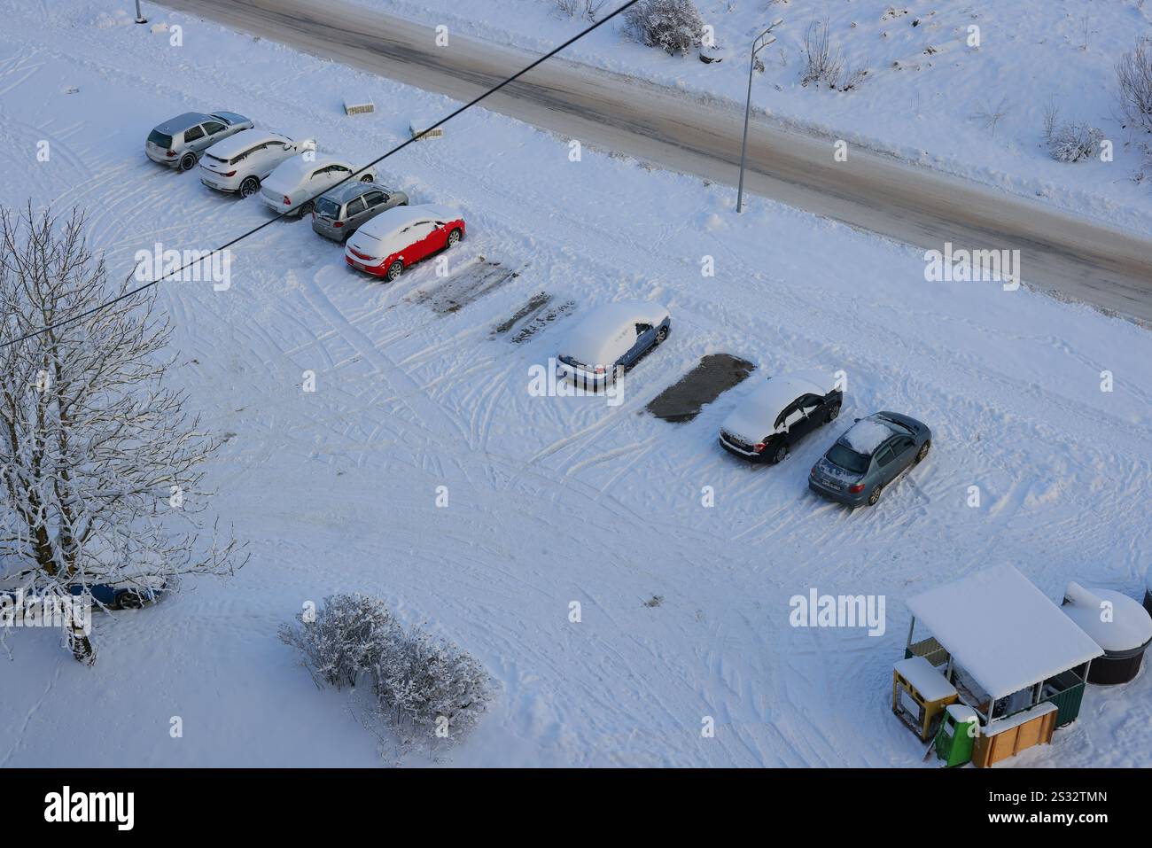 Eine wunderschöne Winterparkszene in einer verschneiten Landschaft mit heiterem Winterzauber Stockfoto
