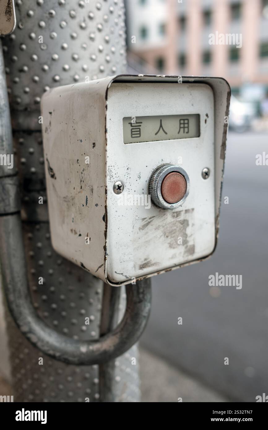Für die Blindruf-Taste am Fußgängerübergang in Tokio, Japan Stockfoto