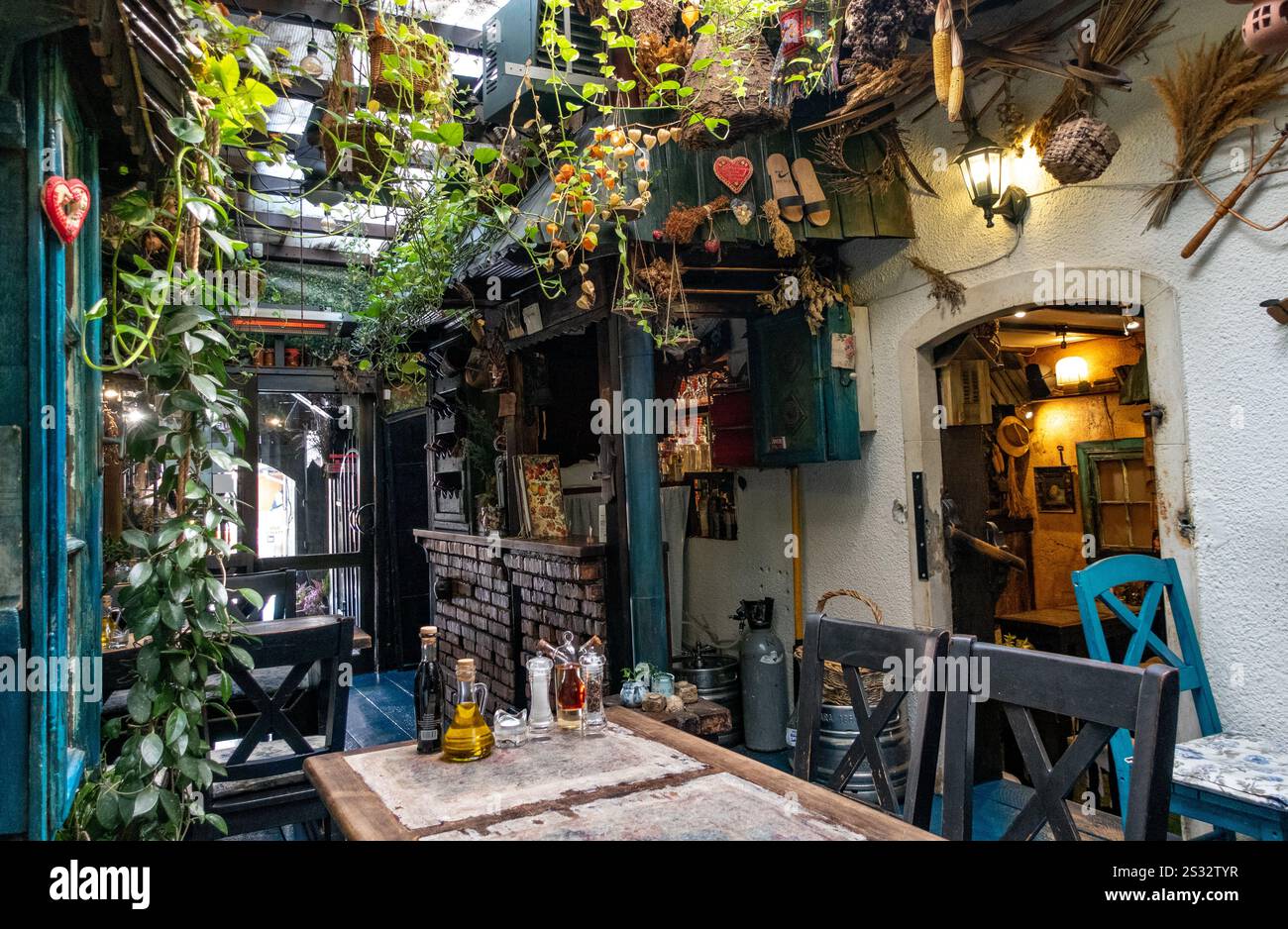 In der Mitte des Raumes befindet sich ein Tisch, der von einigen Stühlen begleitet wird, was einen gemütlichen und einladenden Raum für Versammlungen und Gespräche schafft Stockfoto