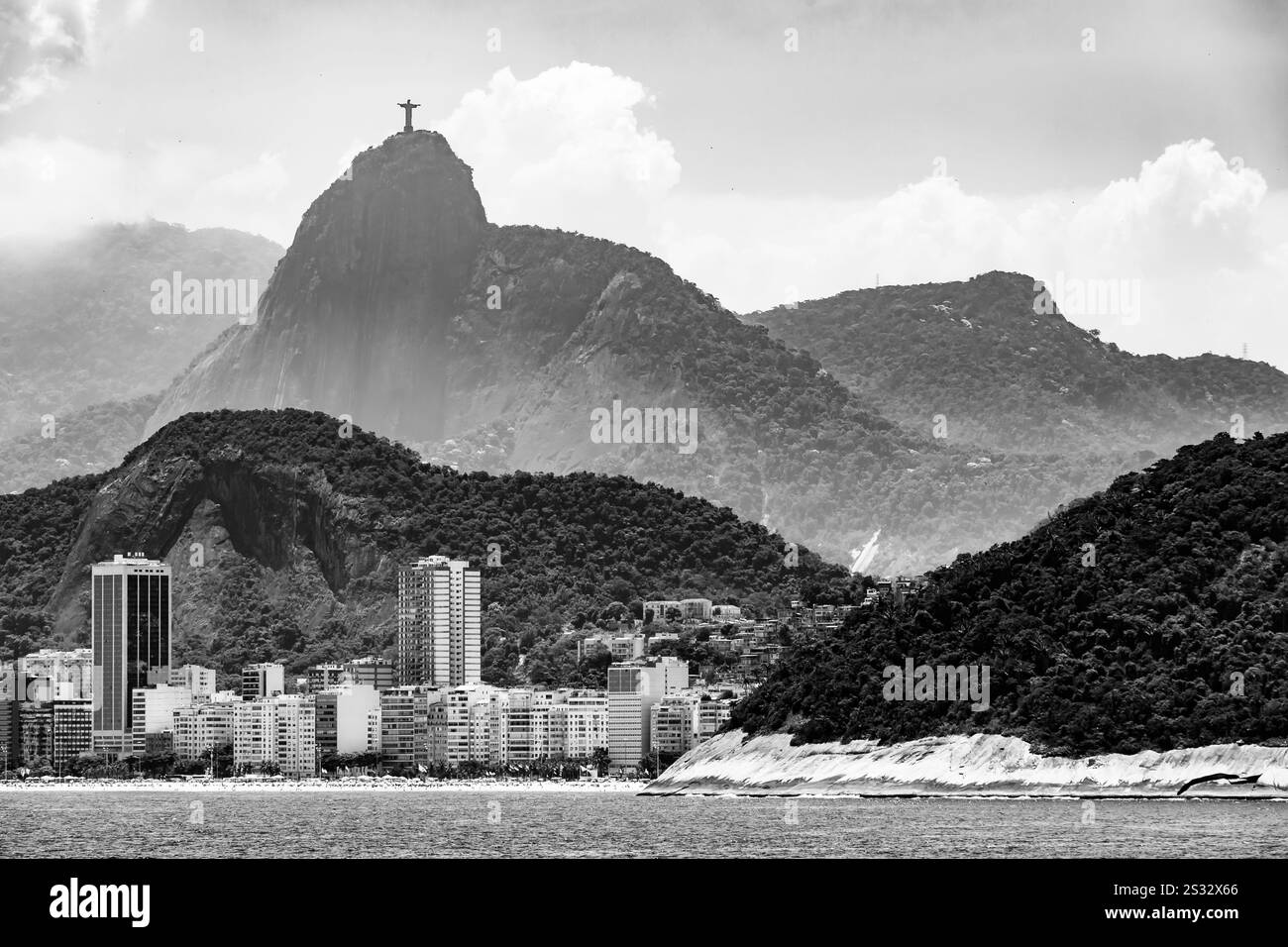 Christus-Erlöser-Statue auf dem Corcovado-Berg aus der Guanabara-Bucht in Rio de Janeiro, Brasilien Stockfoto