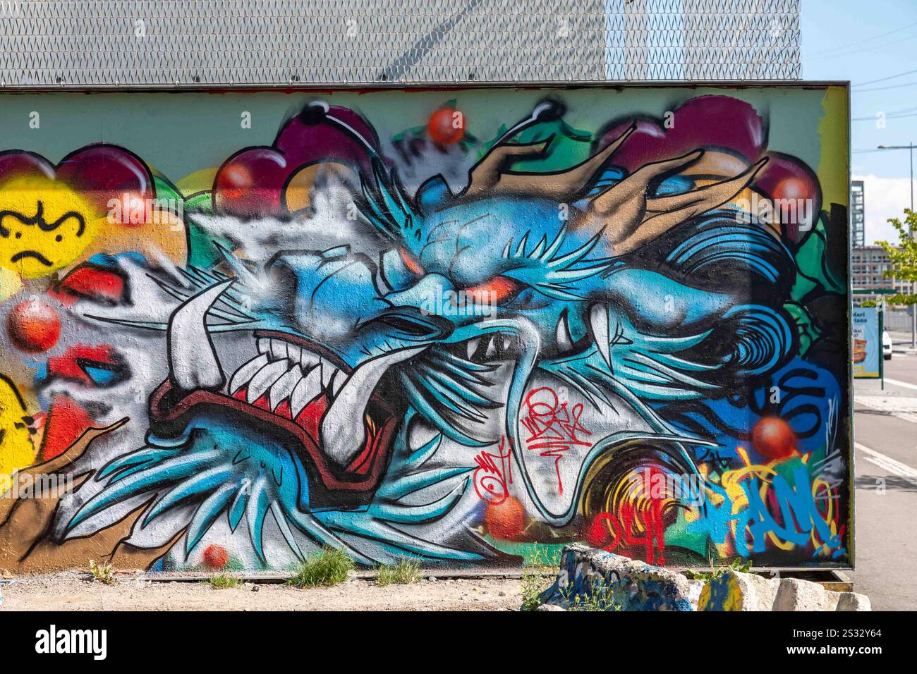 Graffiti-Wandmalerei auf der Graffiti-Wand Suvilahti im Stadtteil Suvilahti in Helsinki, Finnland Stockfoto