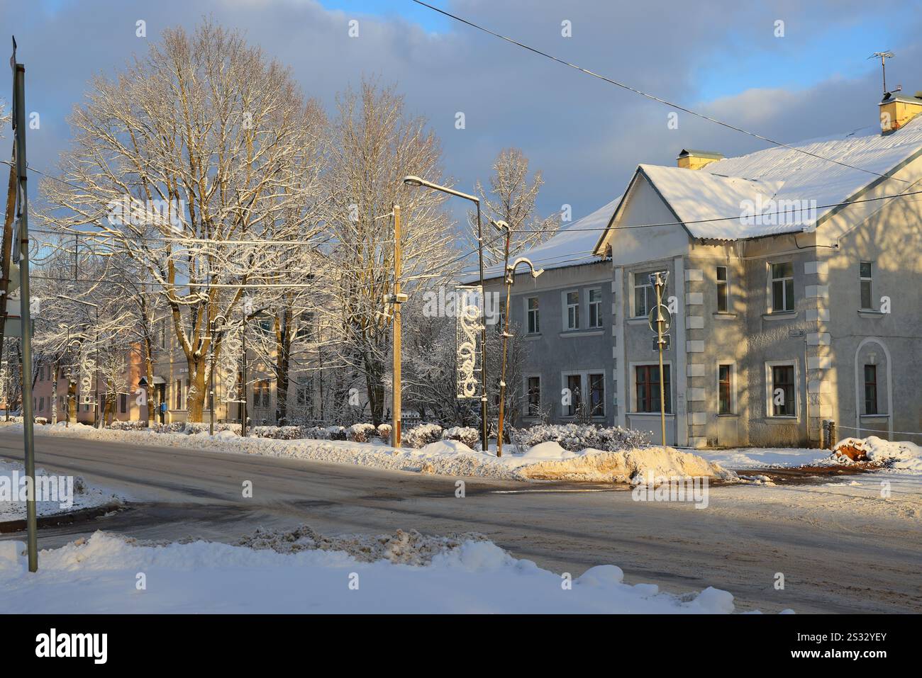 Eine wunderschöne Winterszene mit schneebedeckten Bäumen und Gebäuden unter einem klaren Himmel Stockfoto
