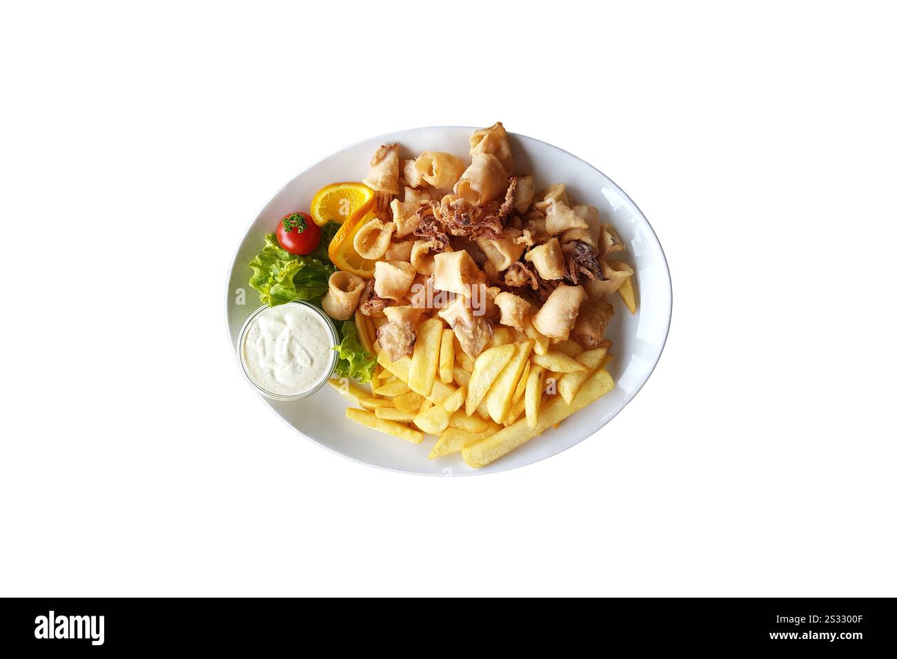 Ein Teller gebratener Calamari, serviert mit Pommes frites und einer Seite mit Dip-Sauce. Stockfoto