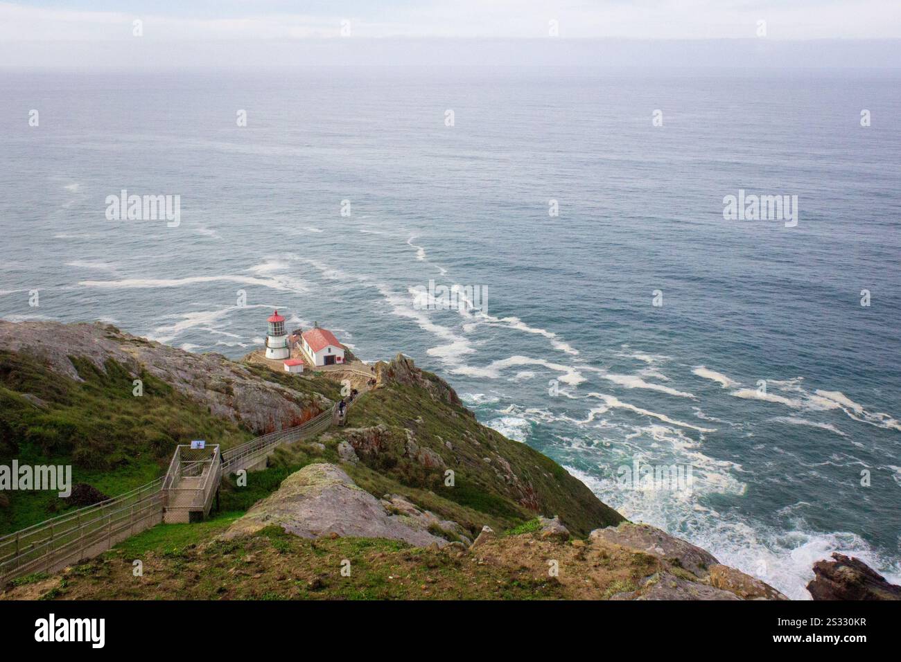 Das Point Reyes Lighthouse mit Blick auf den Pazifik an der Point Reyes National Seashore, Kalifornien, USA. Stockfoto