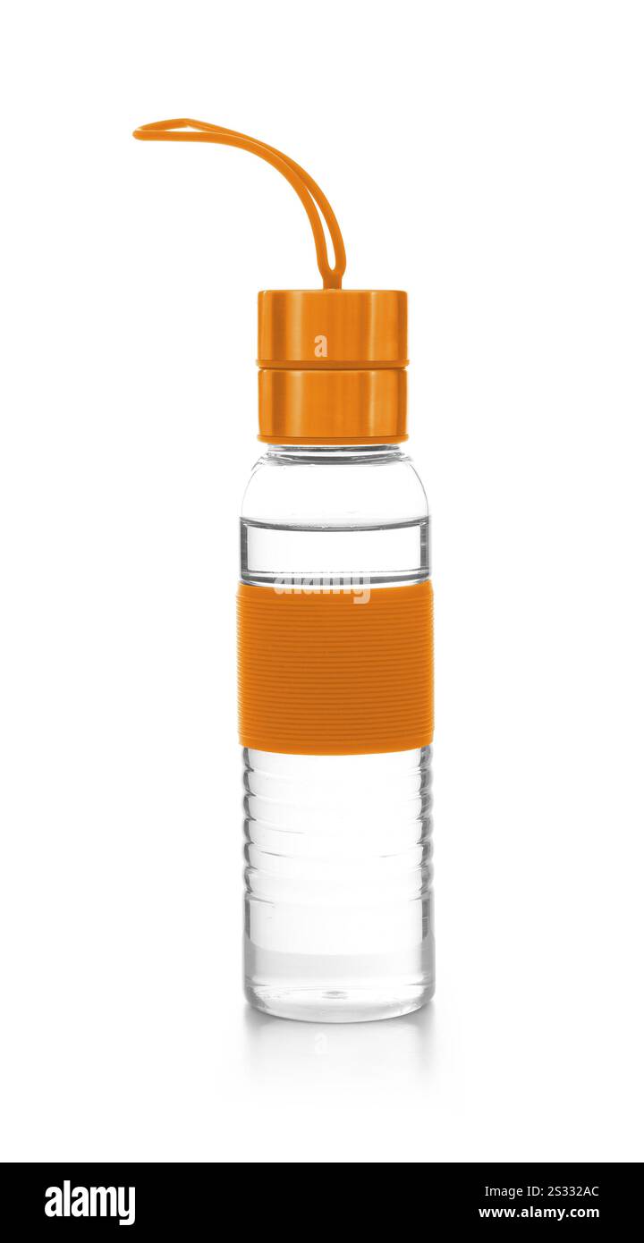 Sportwasserflasche mit Riemen auf weißem Hintergrund. Modell für Design Stockfoto