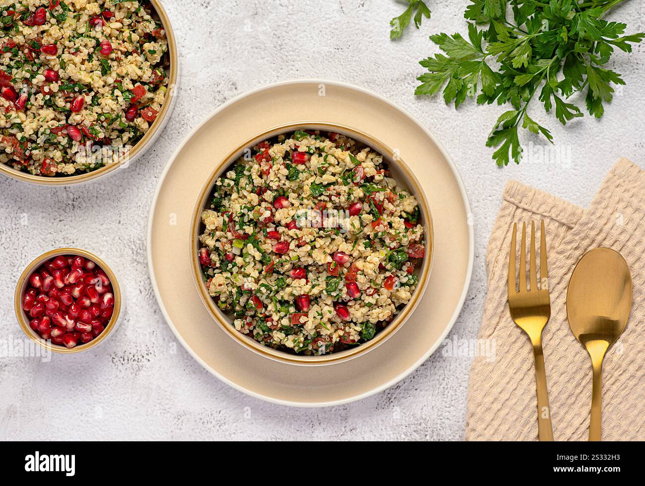 Lebensmittelfotografie von Salattabouleh mit Granatapfel, Bulgur, Petersilie, Minze, Tomate, Frühlingszwiebeln, veganes Gericht, arabisches Essen Stockfoto