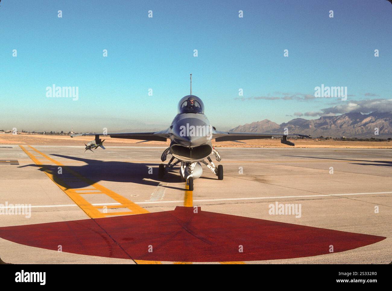 Die F-16A ist bereit für das Taxi zum Start. Beachten Sie, dass die FOD-Gefahrenzone auf der Rampe von Davis-Monthan AFB, Tucson, AZ, gemalt ist. Stockfoto
