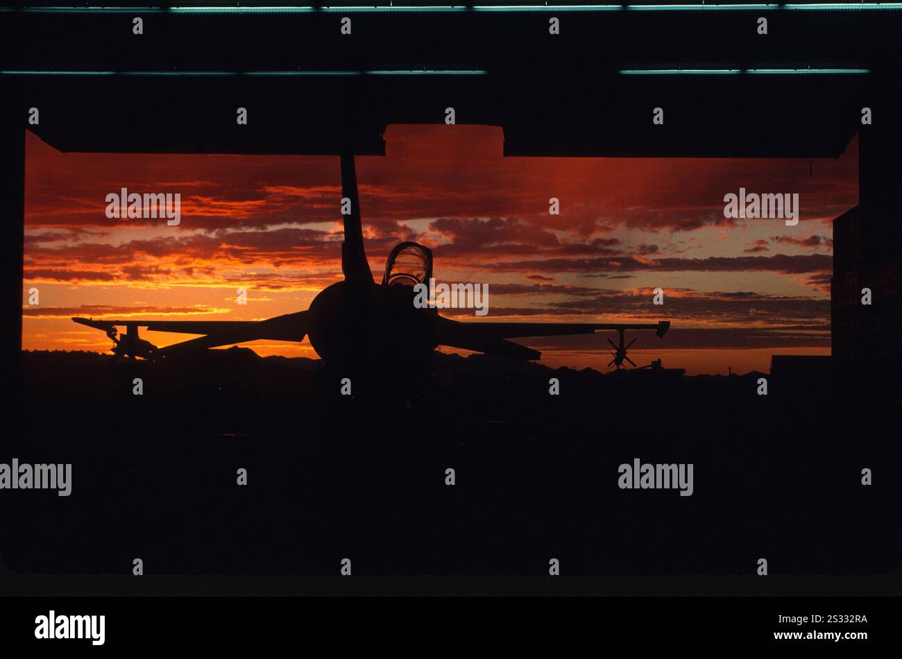 Montana ANG F-16A bei Sonnenuntergang am 5-Minuten-Alarm am Tag 1, 120FIG, Davis-Monthan AFB, AZ. Stockfoto