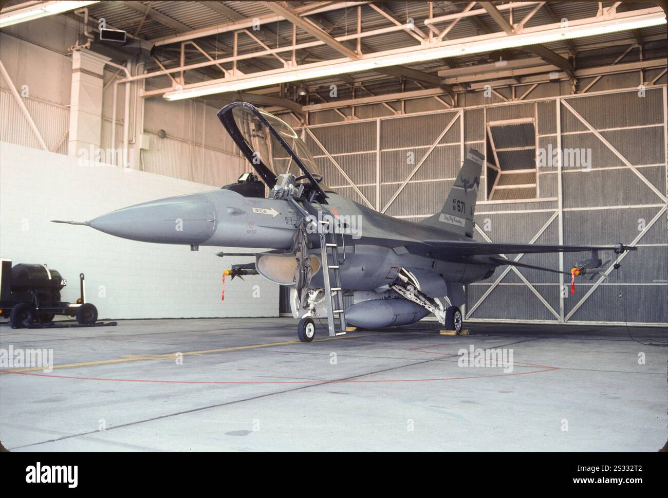 F-16A ein 5-Minuten-Alarm, Alarmhangar, Det 1, 120 ABB., Davis-Monthan AFB, Tucson, AZ Stockfoto