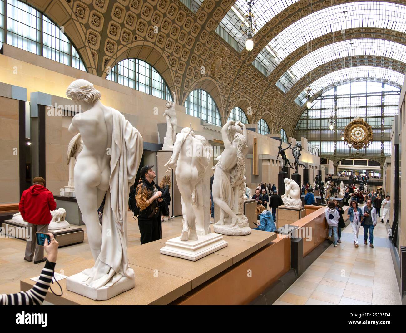 In der Halle des Musée d'Orsay, Paris, Frankreich, spazieren die Menschen zwischen klassischen Statuen Stockfoto