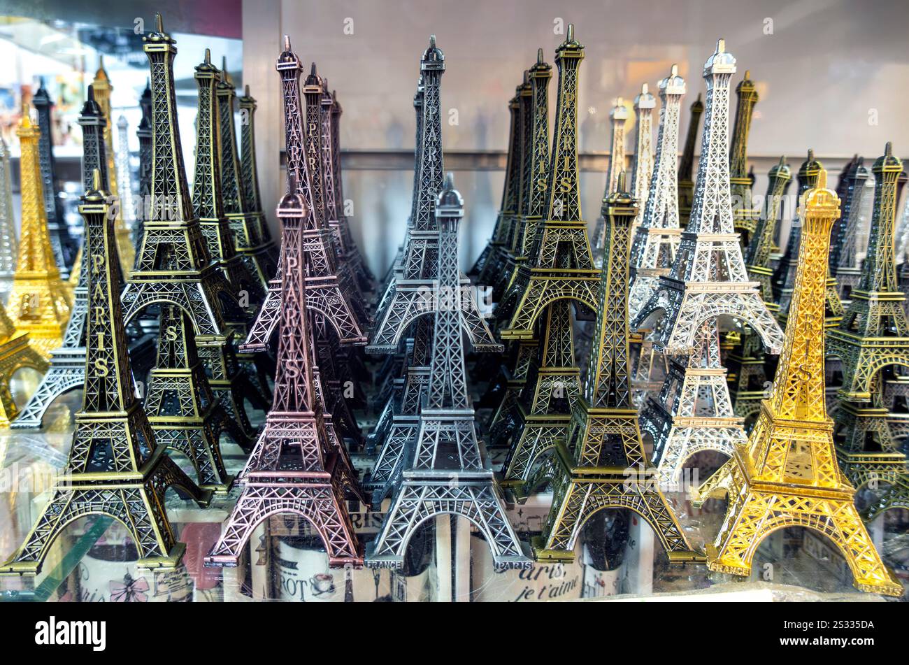 Souvenir Eiffeltürme Montmartre, Paris, Frankreich Stockfoto