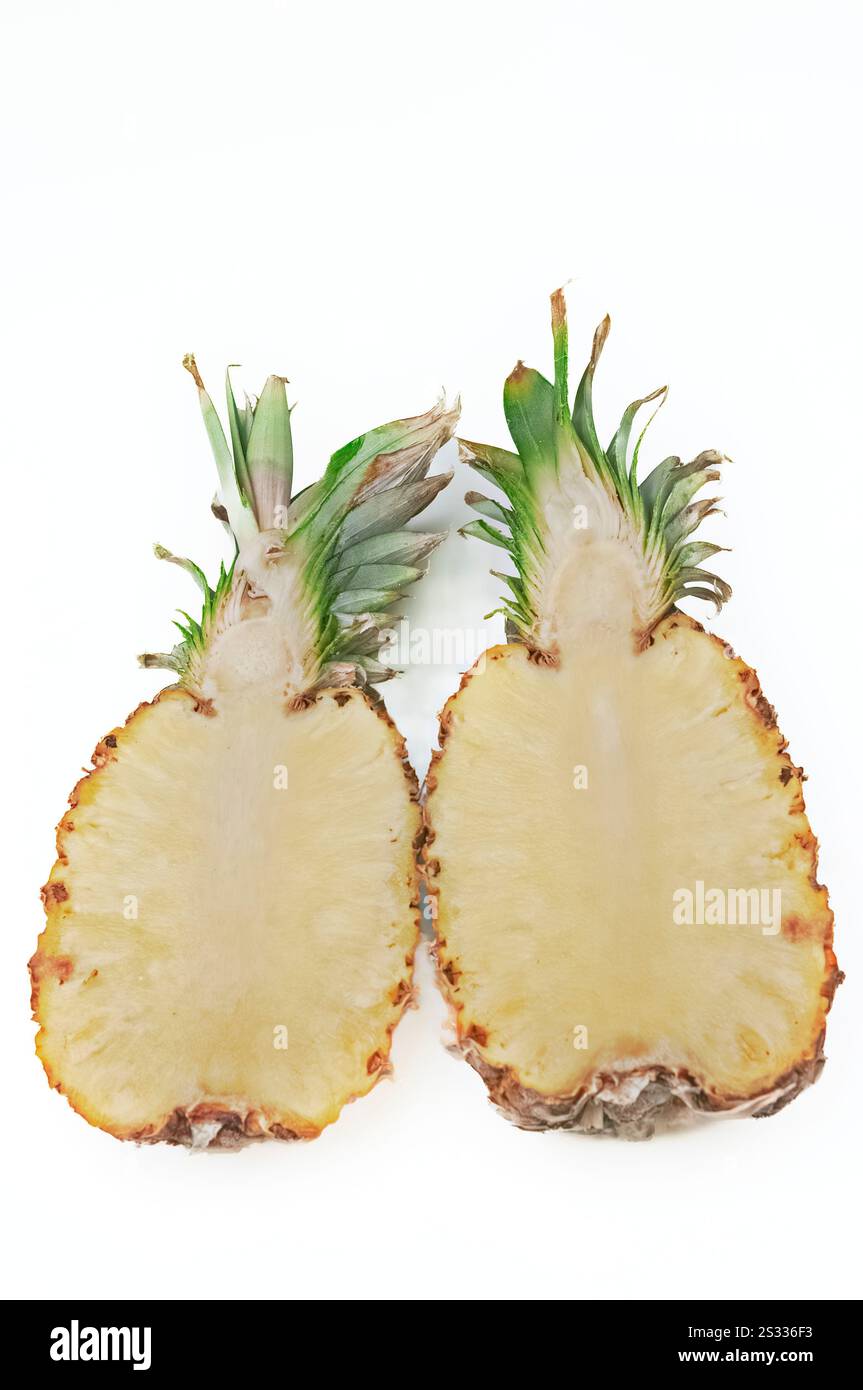 Eine Ananas, die in zwei Hälften geschnitten ist und für den Verzehr vorbereitet wird. Stockfoto