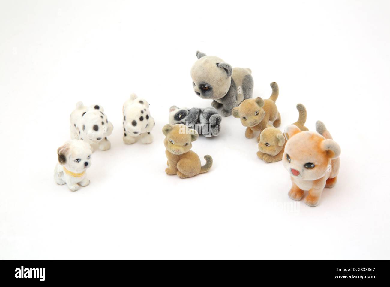 Vintage beflocktes Plastikspielzeug Figuren von Pandas, Hunden, Katzen und Löwen Stockfoto