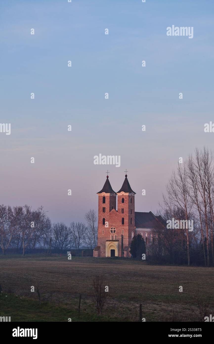 Frühmittelalterliche Kirche bei Arpas, Ungarn im Winter Stockfoto