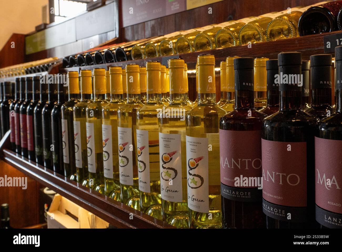 La Geria, Spanien: 16. Oktober 2024: Kanarische Weine im klassischen Weingut La Geria auf der Touristeninsel Lanzarote im Jahr 2024. Stockfoto