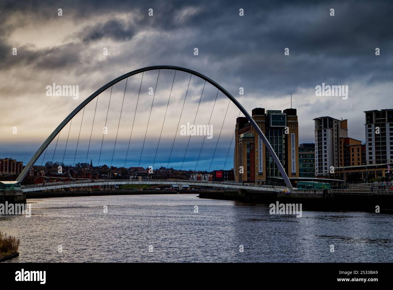 Abendliche Wolken sammeln sich über der Gateshead Millenium Bridge in Newcastle, England. Stockfoto