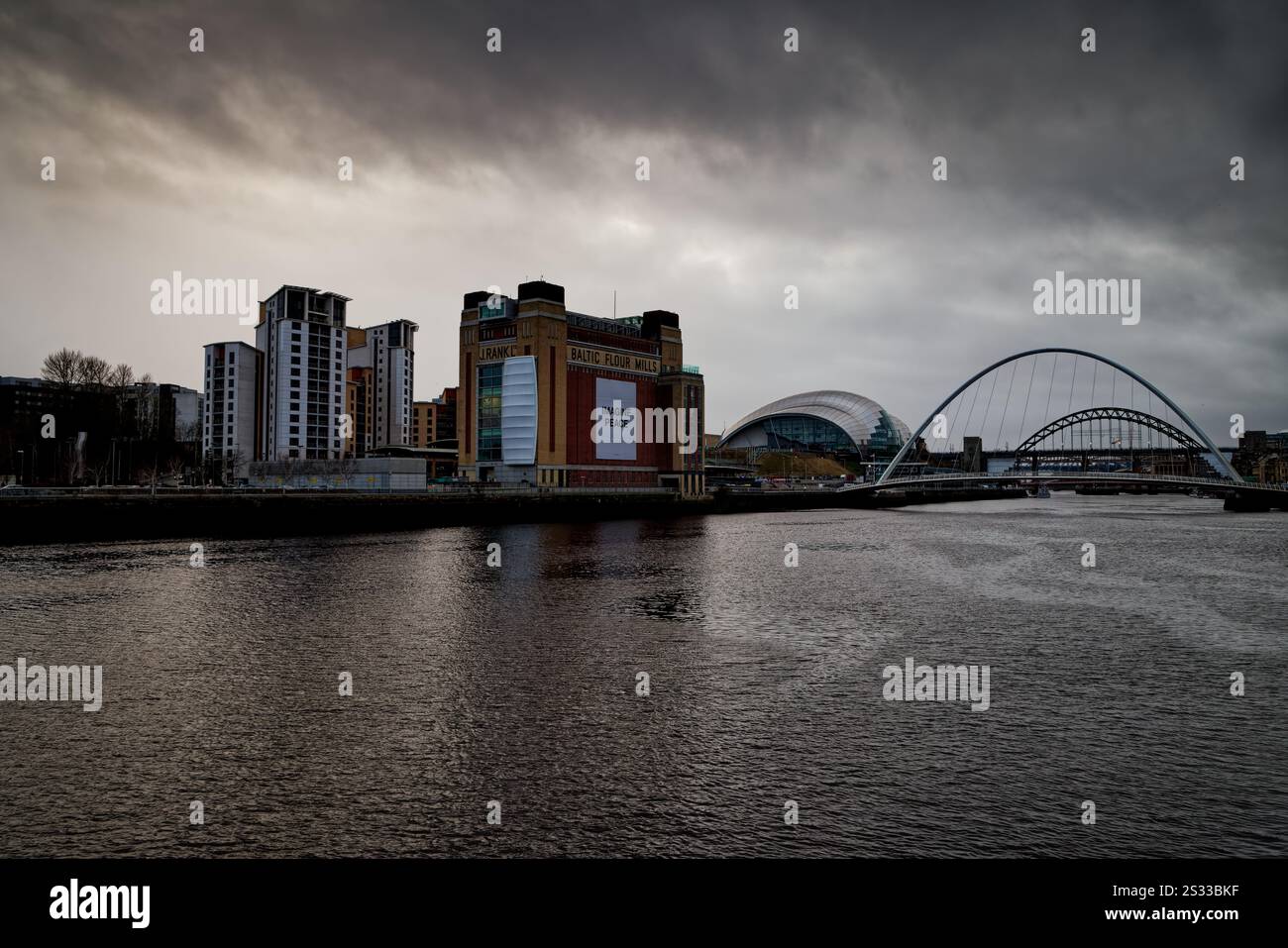 Dunkler Winterhimmel über dem Fluss Tyne am Baltic Quay, Gateshead, Newcastle, England. Stockfoto
