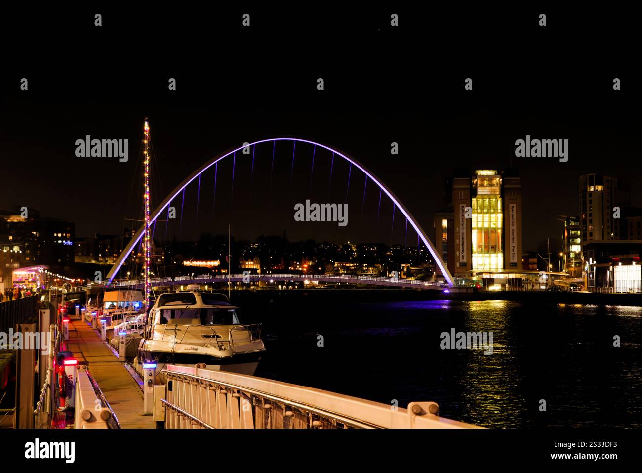 Weihnachtslichter auf einem Boot, das in Newcastle Quayside, Newcastle England liegt. Stockfoto