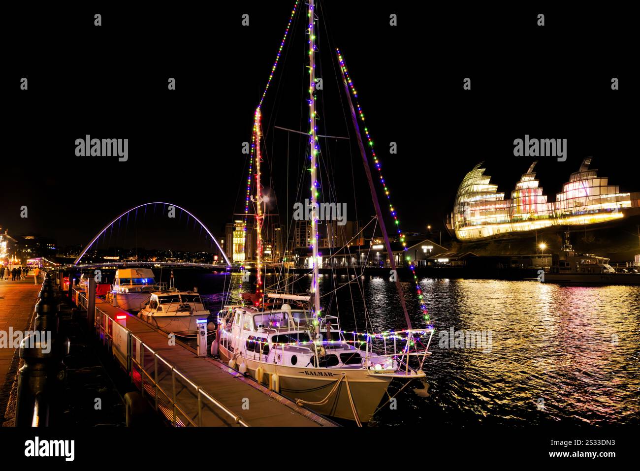 Weihnachtslichter auf einem Boot, das in Newcastle Quayside, Newcastle England liegt. Stockfoto