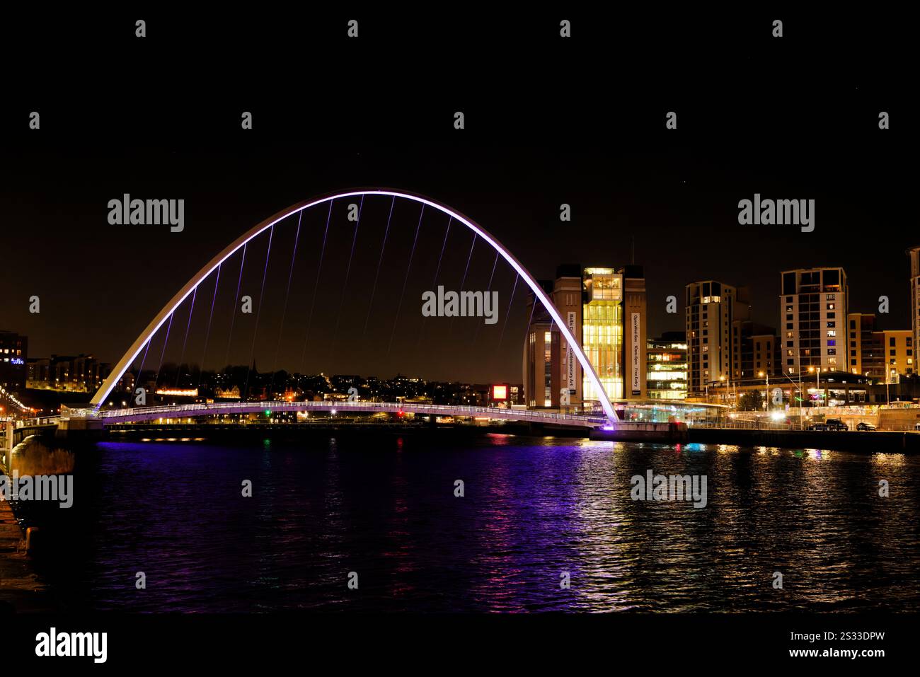 Gateshead Millenium Bridge bei Nacht. Stockfoto