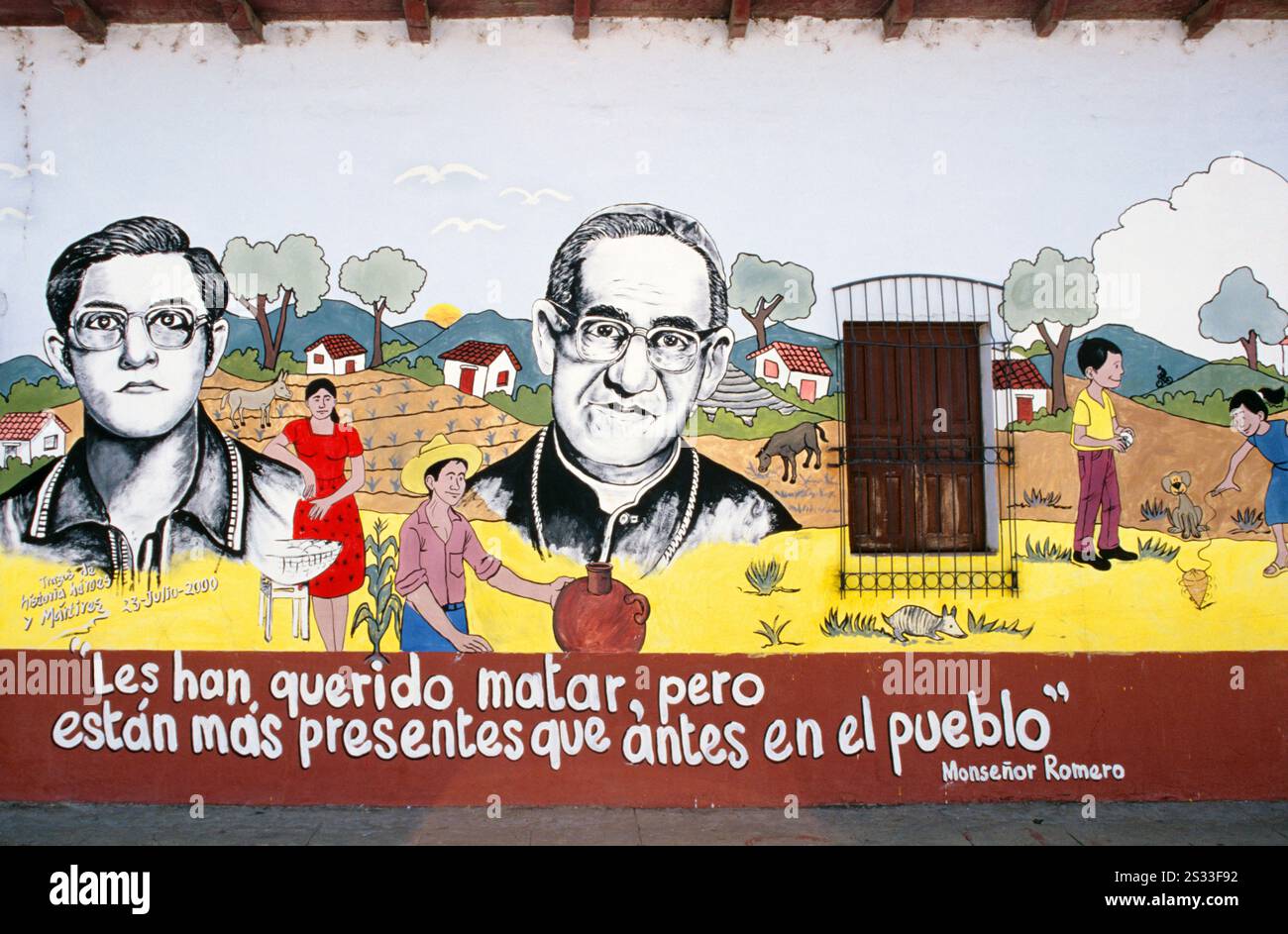 Wandgemälde in Suchitoto, El Salvador, mit Worten aus seiner Hommage vom 2. März 1980, die das Attentat von Monseñor Romero würdigt und sein dauerhaftes Vermächtnis hervorhebt. Stockfoto