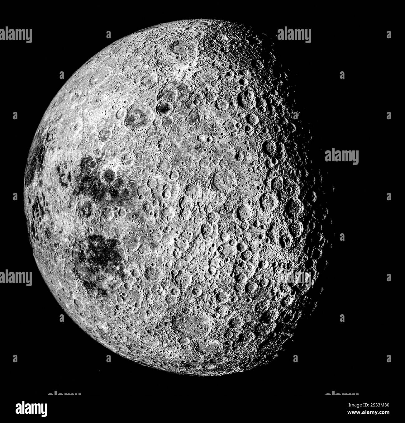 Die entfernte Seite des Mondes, die 1972 von Apollo 16 erfasst wurde, zeigt die kraterbedeckte Mondoberfläche der anderen Seite des Mondes, die während der Rückfahrt des Apollo 16 zur Erde erfasst wurde. Stockfoto