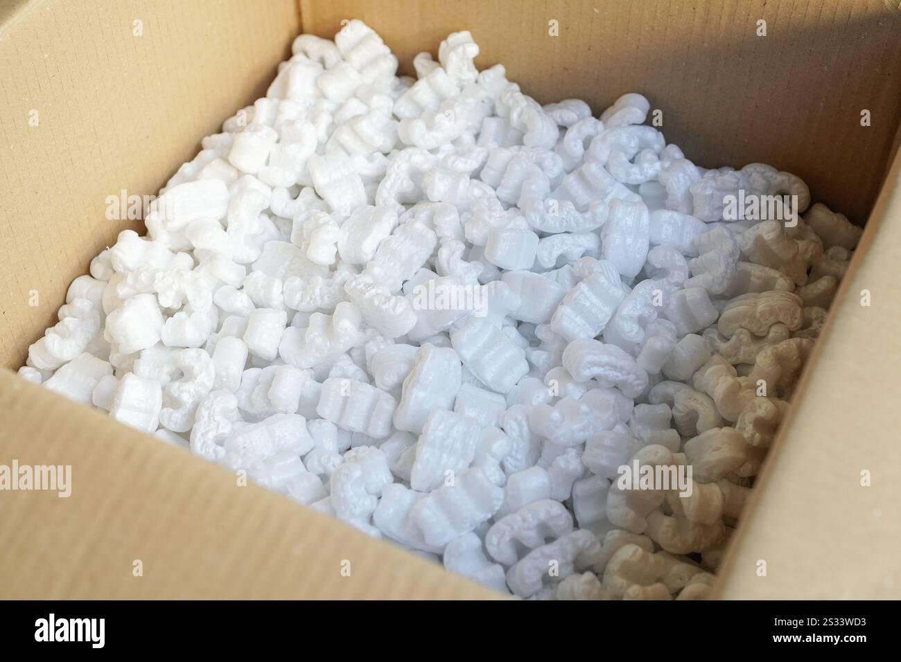 Nachhaltige Verpackung aus biologisch abbaubaren und umweltfreundlichen Materialien, Erdnussförmiges Dämpfungsmaterial Stockfoto