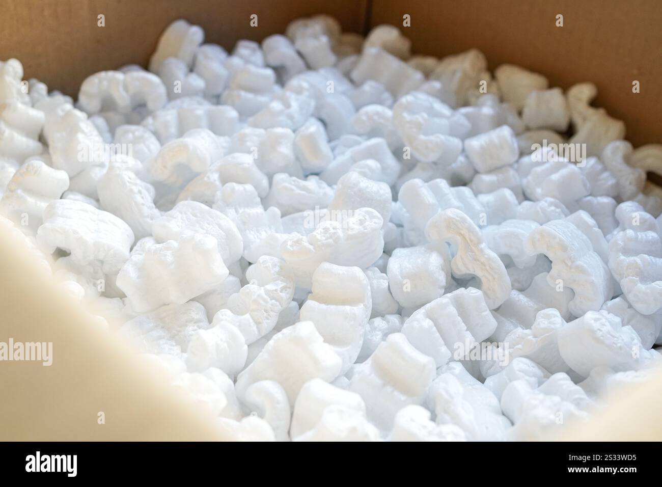 Nachhaltige Verpackung aus biologisch abbaubaren und umweltfreundlichen Materialien, Erdnussförmiges Dämpfungsmaterial Stockfoto