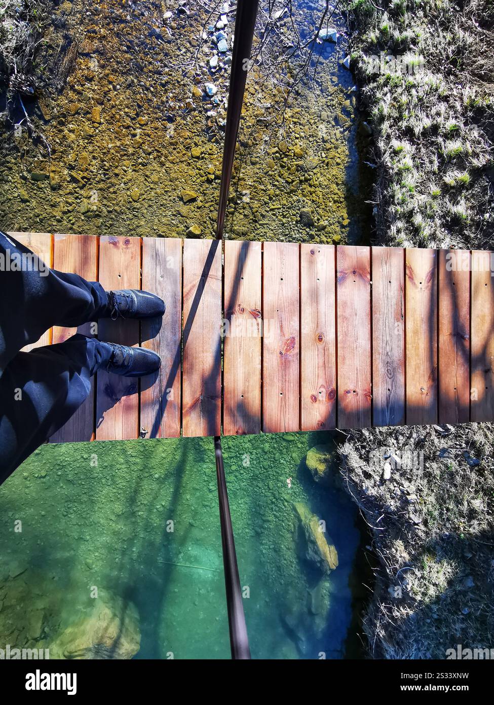 Bridge Shadows Über Crystal Waters Stockfoto