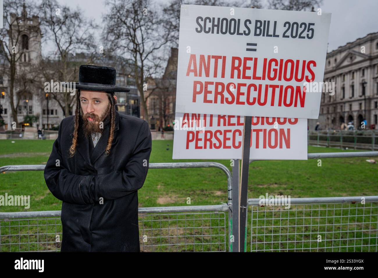 London, Großbritannien. Januar 2025. Orthodoxer jüdischer Ältester mit Plakaten Proteste vor Westminster. Hunderte streng orthodoxe Juden protestierten außerhalb Westminsters, als Parlamentsabgeordnete im Parlament ein Gesetz diskutierten, das die Praxis der Charedi-Gemeinde, ihre Kinder in religiösen jüdischen Einrichtungen zu erziehen, die derzeit von der Regierung nicht anerkannt werden. (Foto: Lab Ky Mo/SOPA Images/SIPA USA) Credit: SIPA USA/Alamy Live News Stockfoto