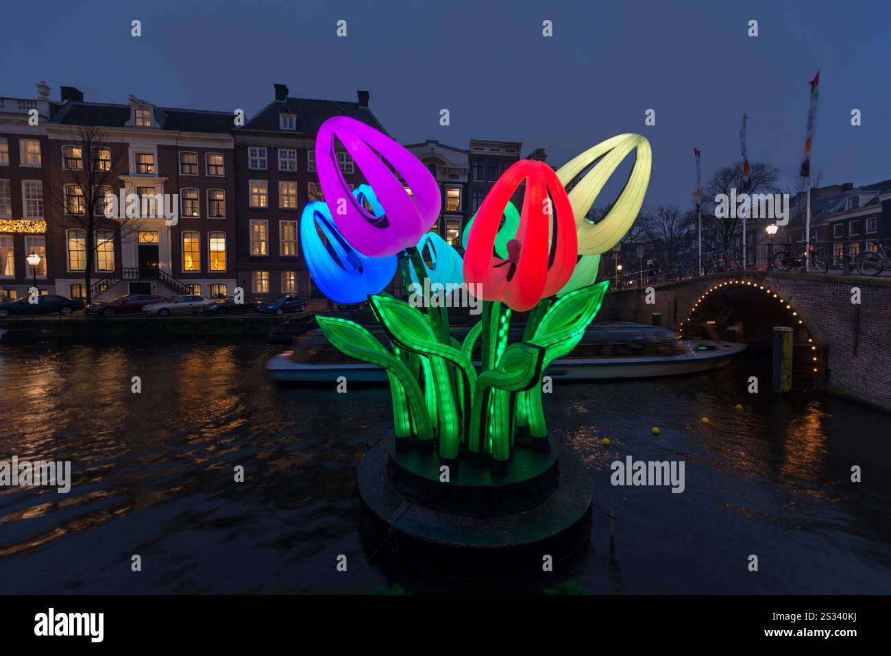 Amsterdam, Niederlande - Kunstwerk Tulpen von Koros Design in einem Kanal während des Amsterdam Light Festivals. Stockfoto
