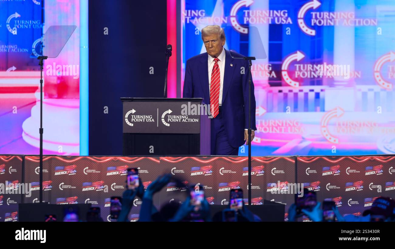 Präsident Donald Trump wird am 22. Dezember 2024 auf dem AmericaFest in Phoenix, Arizona, gewählt. Stockfoto