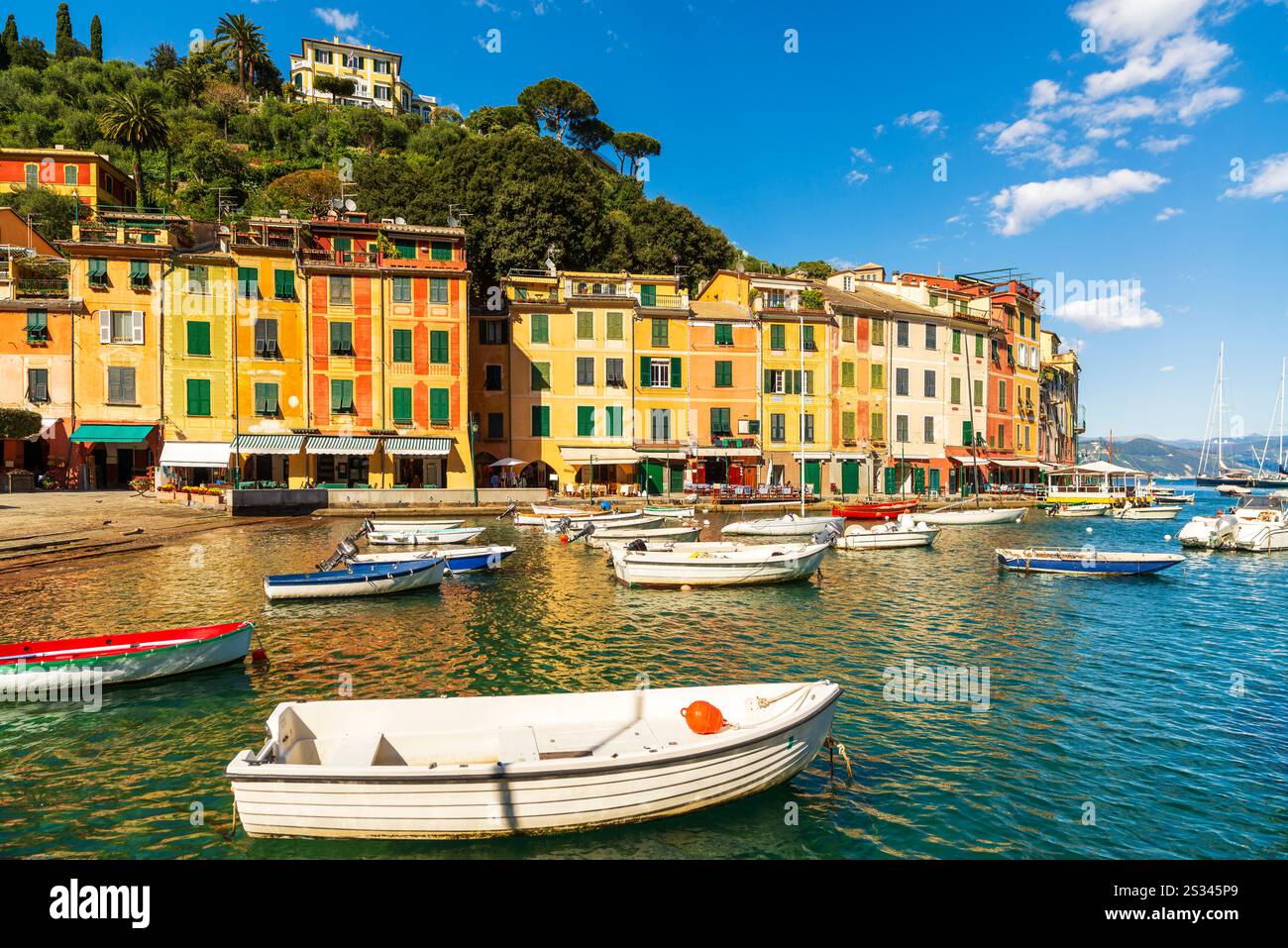 Blick auf das Dorf Portofino, luxuriöses Reiseziel. Boote in der kleinen Marina. Region Ligurien, Italien Stockfoto