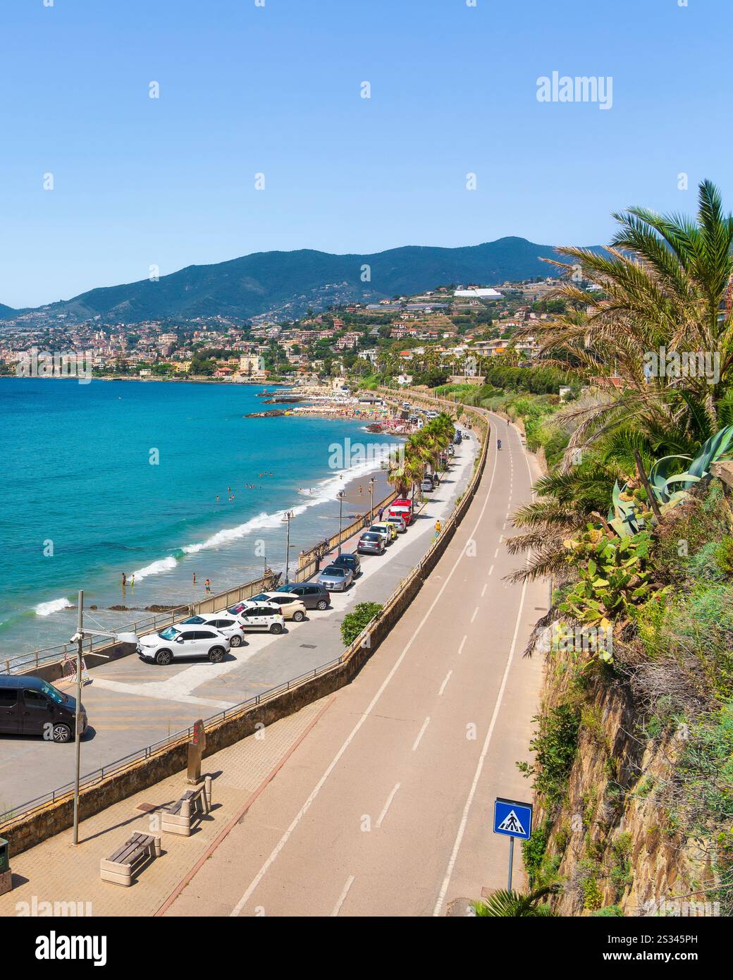 Panoramablick auf die Stadt Sanremo und den Radweg Riviera dei Fiori, Region Ligurien, Italien Stockfoto
