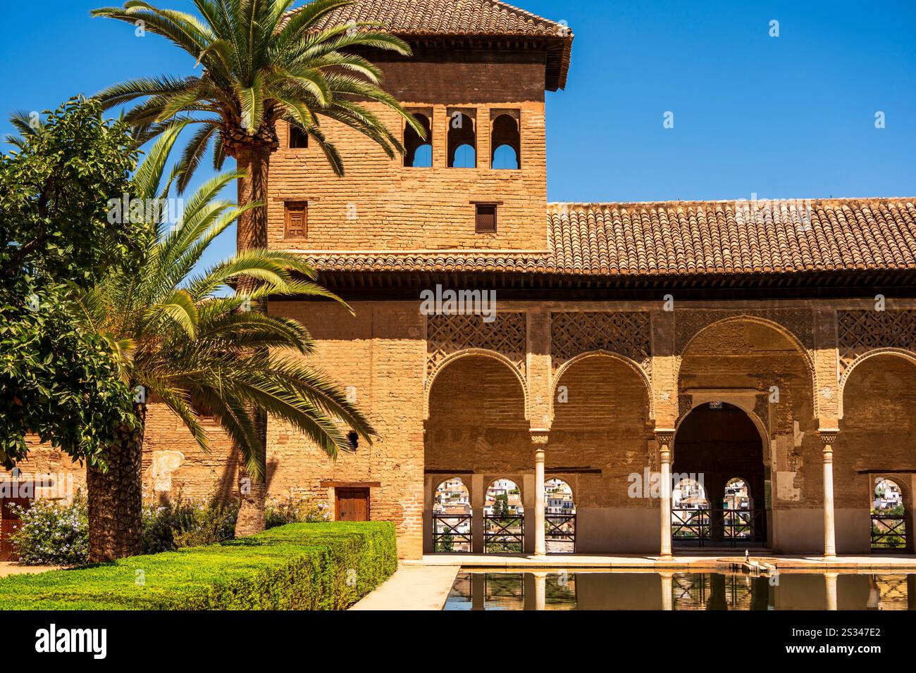 Alhambra's Partal Palace Courtyard Stockfoto