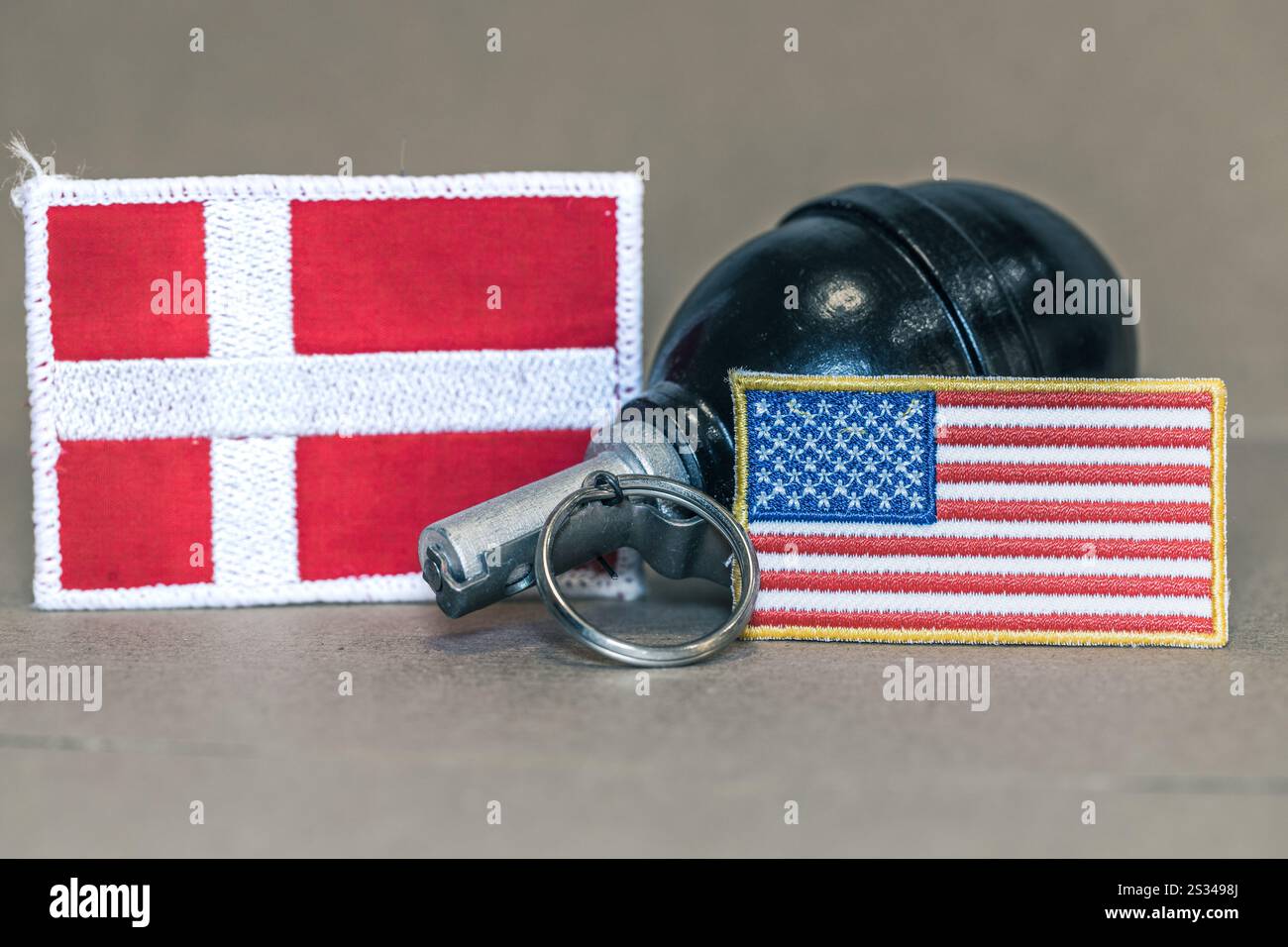 Dänemark und die USA. Die dänische und amerikanische Flagge und die Granate. Das Konzept des Konflikts Stockfoto