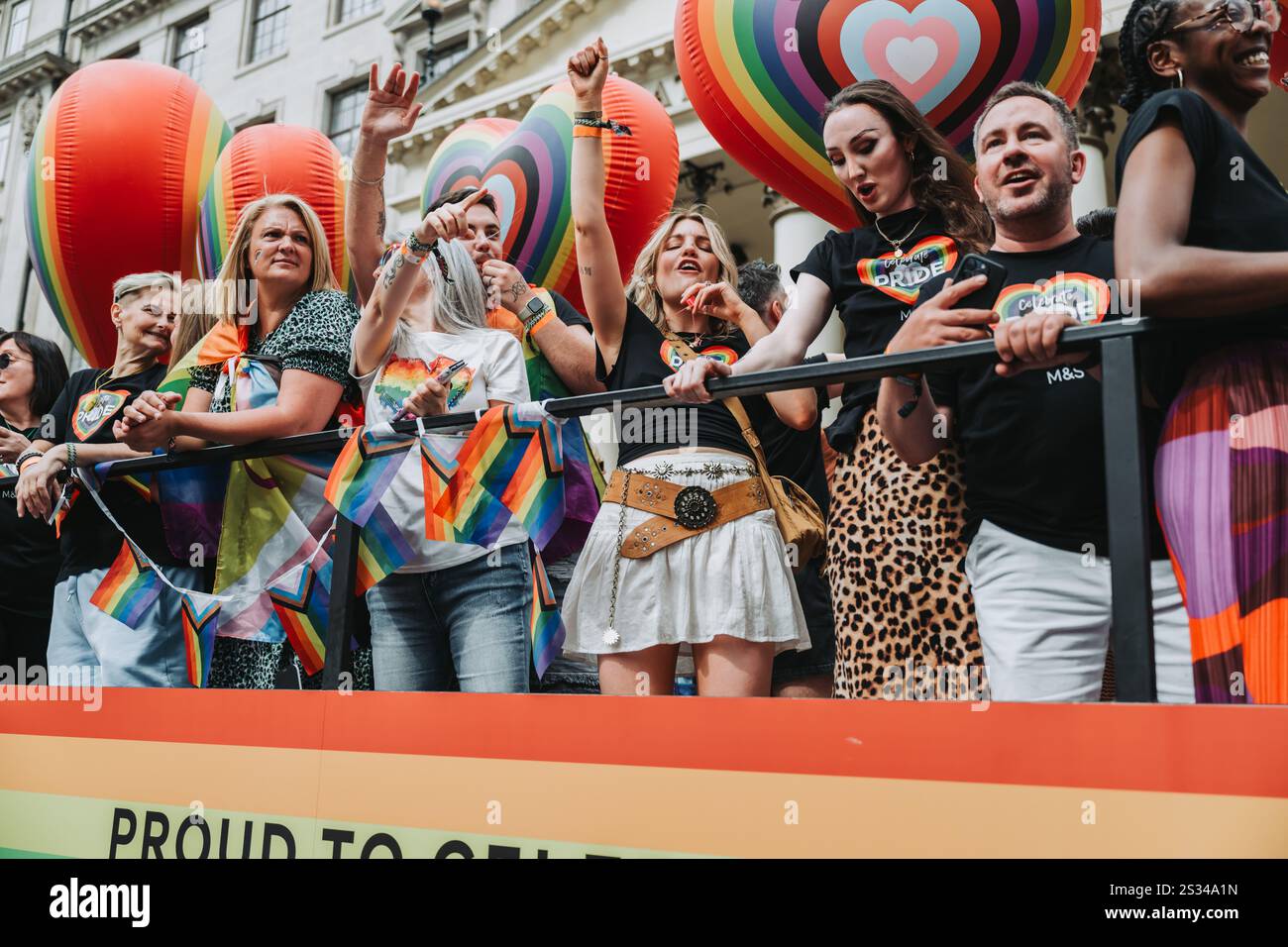 Lebendige öffentliche Feier während der Pride of London Parade 2024 mit verschiedenen Teilnehmern Stockfoto