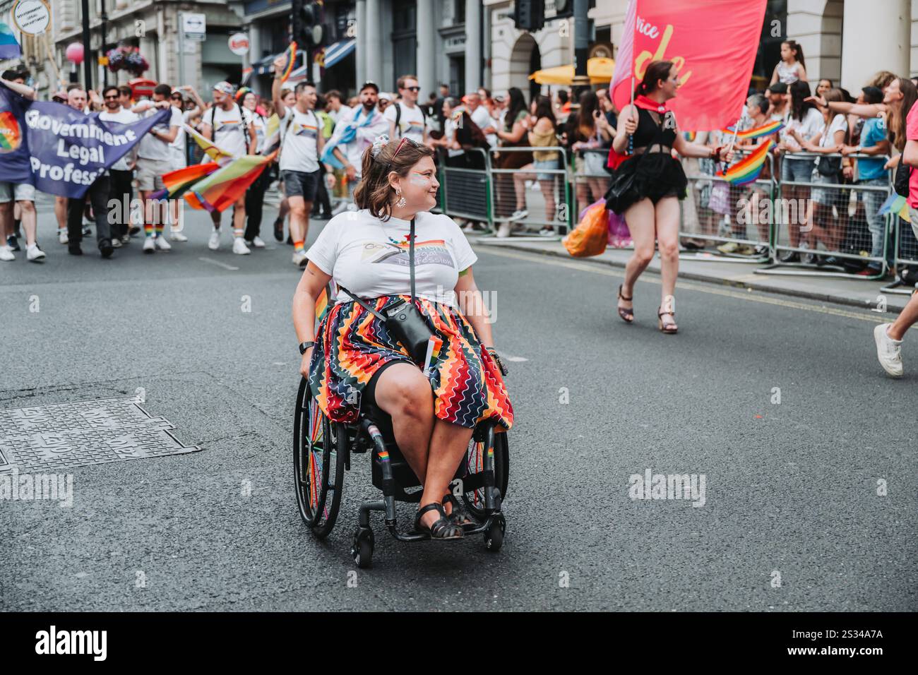 Person im Rollstuhl, die an der Pride of London 24 Parade teilnimmt Stockfoto