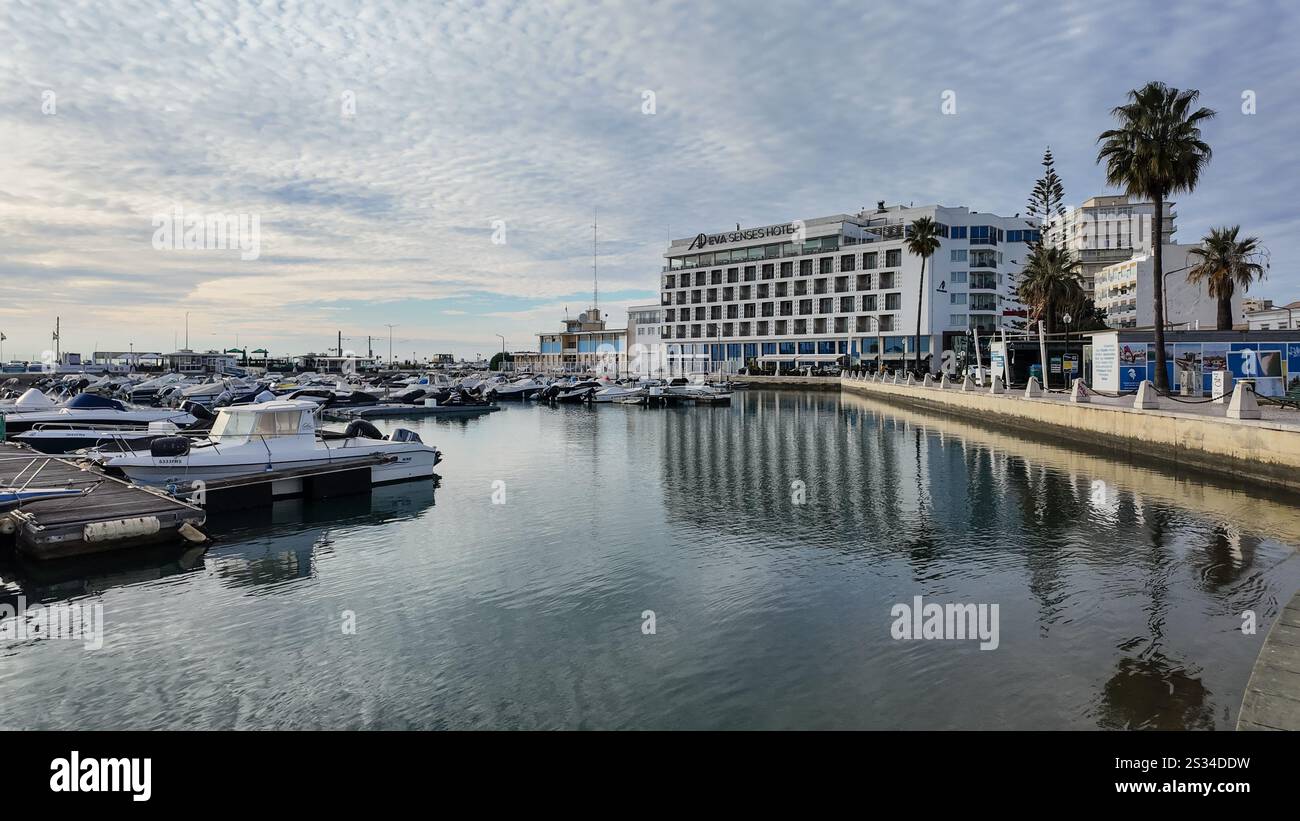 Marina de Faro ist ein malerischer Yachthafen im Herzen von Faro, Portugal. Es dient als Tor zum Naturpark Ria Formosa und bietet eine atemberaubende Aussicht Stockfoto