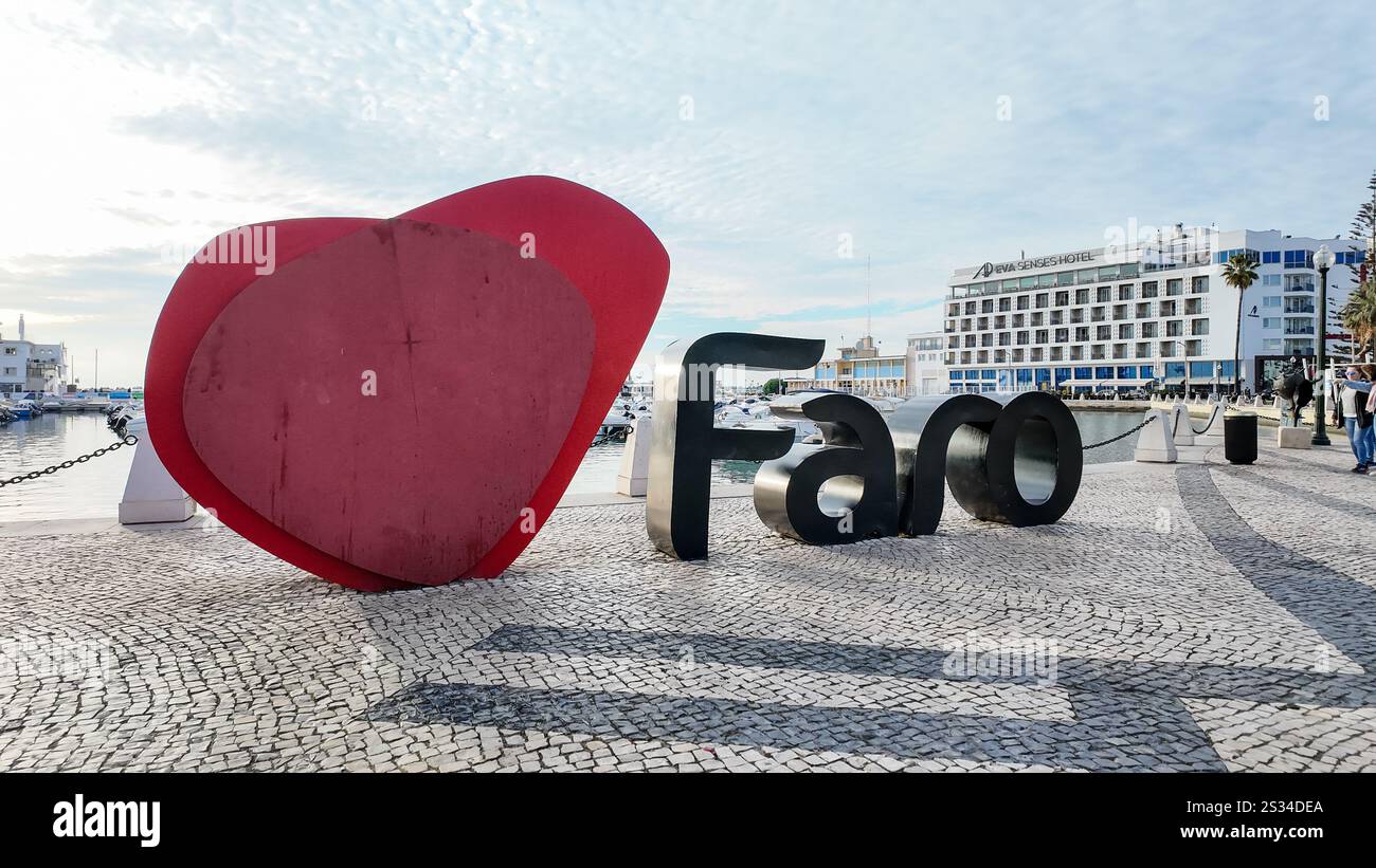 Das Schild im Freien mit der Aufschrift „I love Faro“ in der Nähe des Yachthafens in Faro, Portugal, ist ein beliebter Ort für Fotos Stockfoto