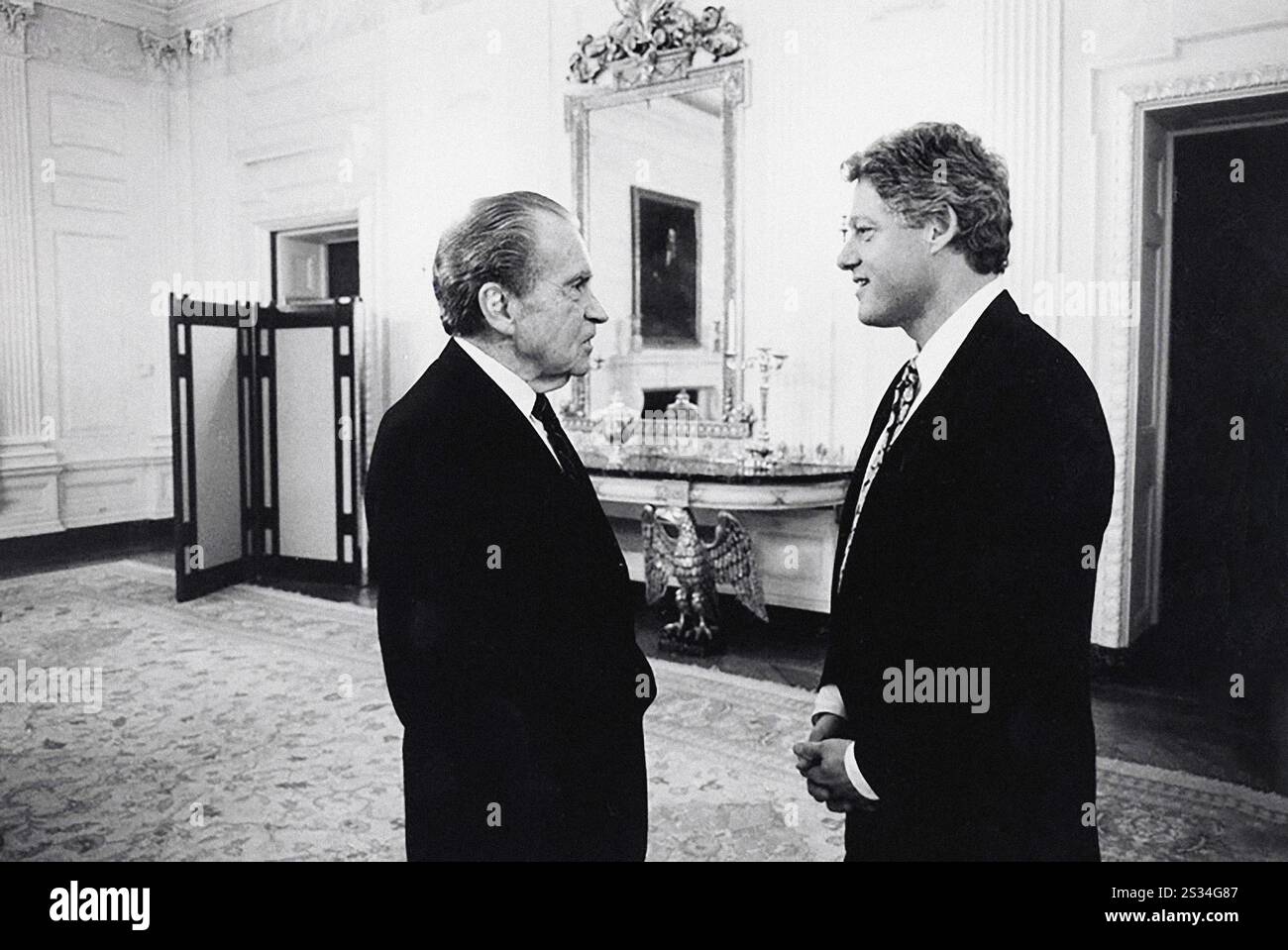 US-Präsident Bill Clinton trifft sich mit dem ehemaligen US-Präsidenten Richard Nixon, Weißen Haus, Washington, D.C., USA, Bob McNeely, Büro für Fotografie im Weißen Haus, 8. März 1993 Stockfoto