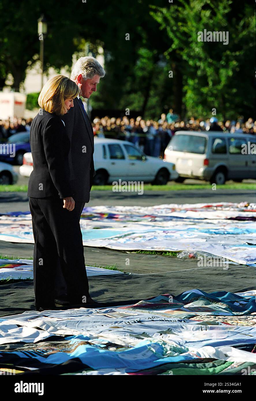 US-Präsident Bill Clinton und US First Lady Hillary Rodham Clinton sehen AIDS Memorial Quilt on the Mall, Washington DC, USA, Ralph Alswang, White House Photograph Office, 15. Oktober 1996 Stockfoto