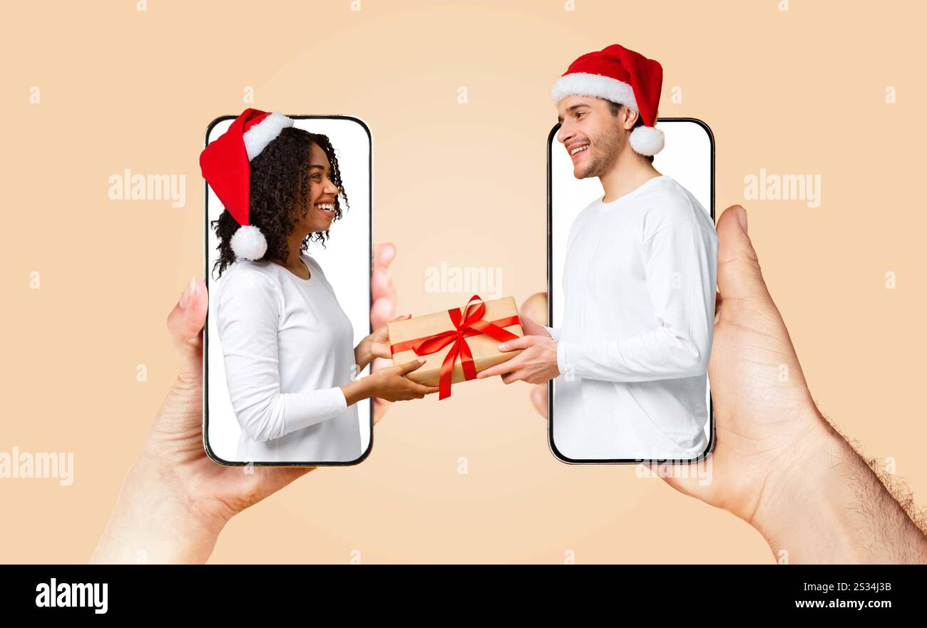 Paare feiern Liebe durch Technologie und Weihnachtsstimmung mit Geschenken Stockfoto