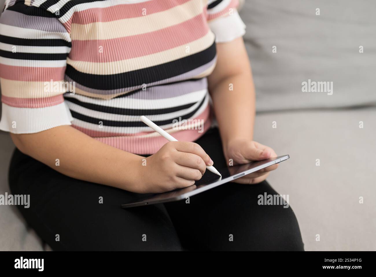 Frau, die ein Lesegerät hält, das E-Book auf einem digitalen Tablet liest, oder Social Media-Apps im Online-E-Commerce Stockfoto