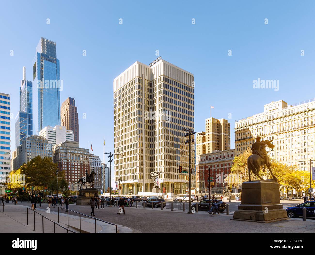 Reiterstatue von Major General John Fulton Reynolds auf dem JFK Boulevard und Blick auf den Wolkenkratzer des Comcast Center und das Gebäude des Center Municipal Services Stockfoto