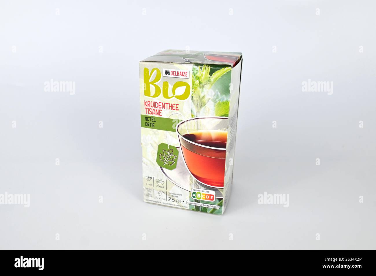 Delhaize Bio-Brennnessel Kräutertee – Wales, Vereinigtes Königreich – 12. Dezember 2024 Stockfoto