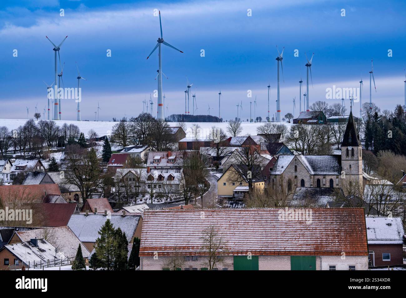 Windpark, bei Iggenhausen, gehört zu Lichtenau, selbsternannte Energiestadt, über 190 Windkraftwerke und über 1200 Solaranlagen erzeugen 10 mal so viel Strom, wie die 11,900 Einwohner Gemeinde verbraucht, größte Onshore Ansammlung von Windenergieanlagen in Deutschland, Winter, leicht verschneite Landschaft, NRW, Deutschland Windpark *** Windpark, bei Iggenhausen, gehört zu Lichtenau, selbsternannte Energiestadt, über 190 Windturbinen und über 1200 Solarpaneanlagen erzeugen 10 mal so viel Strom wie die Gemeinde, mehr als 11.900 Einwohner größte Onshore-Gruppe von Windturbinen in Stockfoto