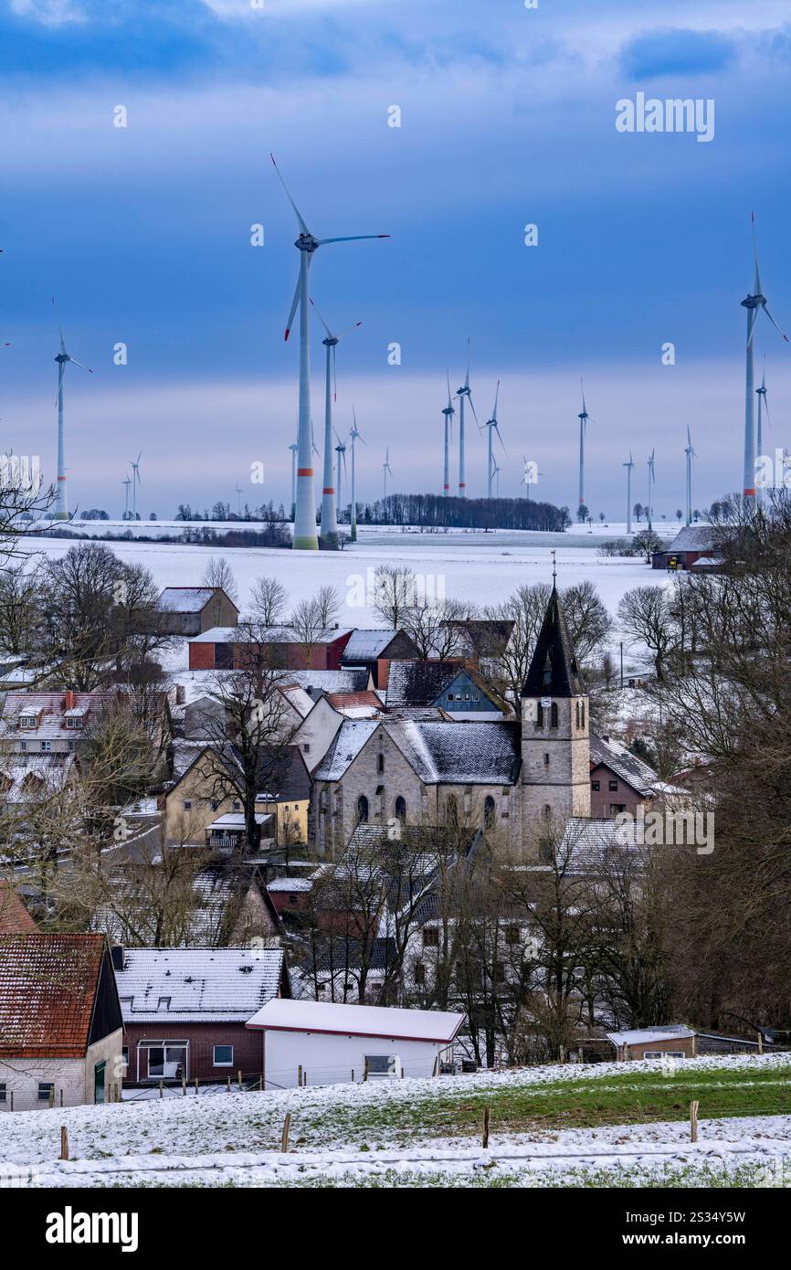Windpark, bei Iggenhausen, gehört zu Lichtenau, selbsternannte Energiestadt, über 190 Windkraftwerke und über 1200 Solaranlagen erzeugen 10 mal so viel Strom, wie die 11,900 Einwohner Gemeinde verbraucht, größte Onshore Ansammlung von Windenergieanlagen in Deutschland, Winter, leicht verschneite Landschaft, NRW, Deutschland Windpark *** Windpark, bei Iggenhausen, gehört zu Lichtenau, selbsternannte Energiestadt, über 190 Windturbinen und über 1200 Solarpaneanlagen erzeugen 10 mal so viel Strom wie die Gemeinde, mehr als 11.900 Einwohner größte Onshore-Gruppe von Windturbinen in Stockfoto